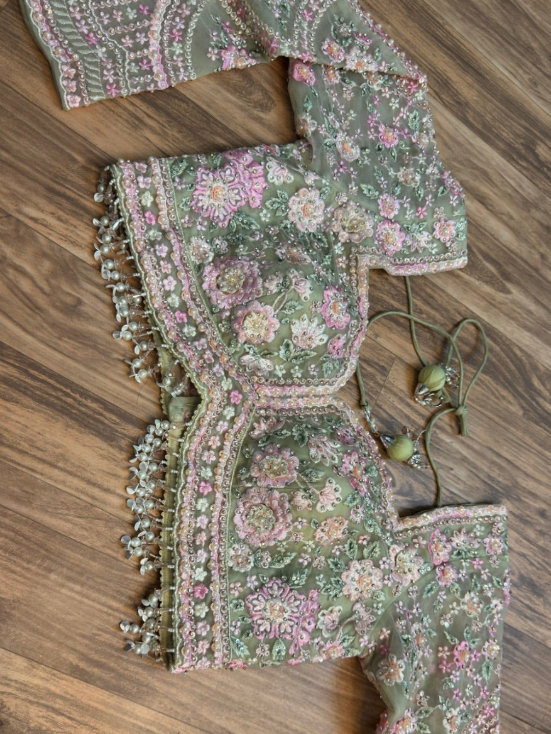 Ultra Luxury Celebrity Designers Inspired 3D Floral Net Saree with Readymade Blouse - Pistachio (SC47113) - Image 2