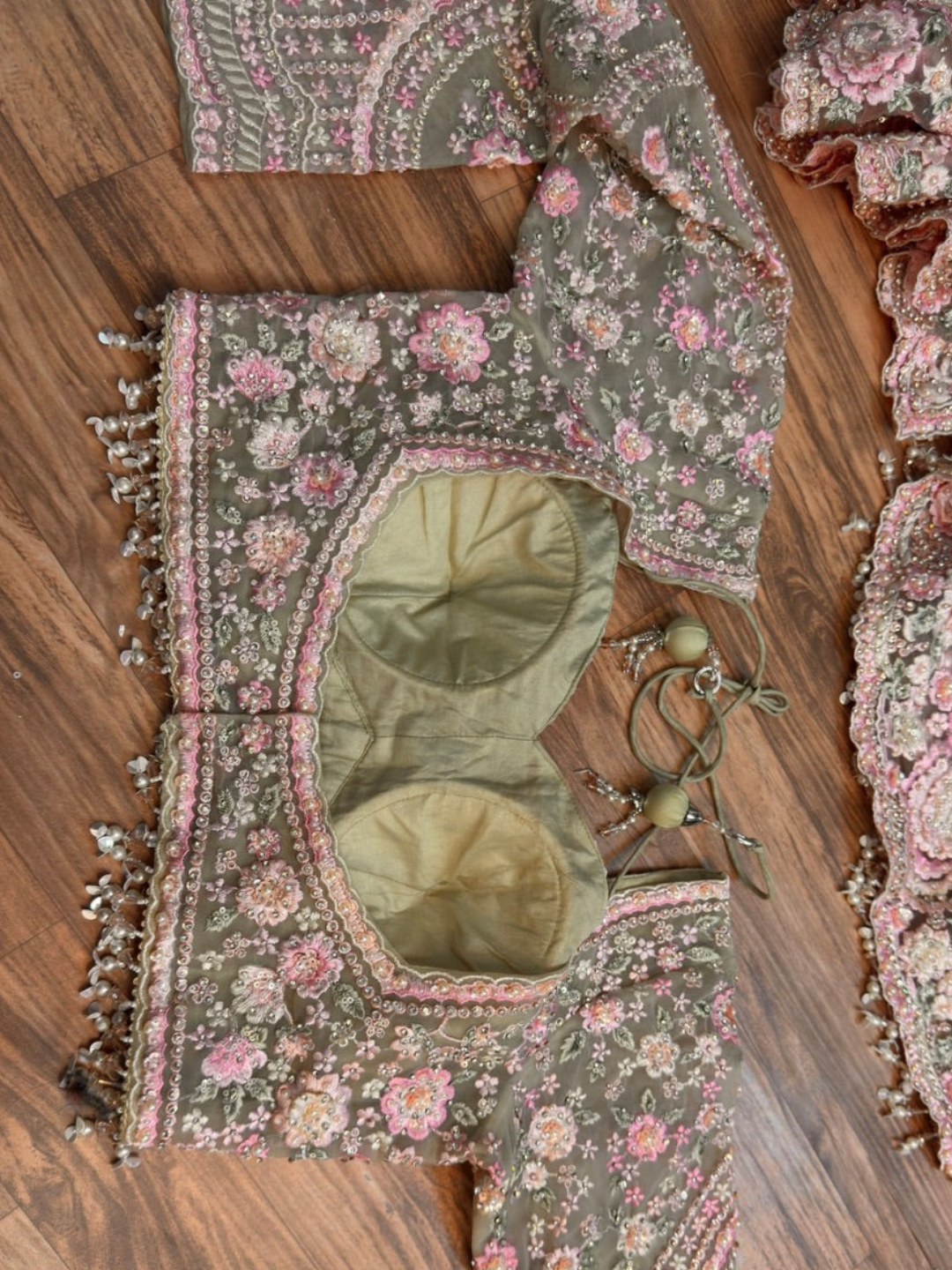 Ultra Luxury Celebrity Designers Inspired 3D Floral Net Saree with Readymade Blouse - Pistachio (SC47113) - Image 3